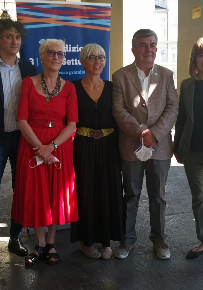 tre persone in piedi vicine