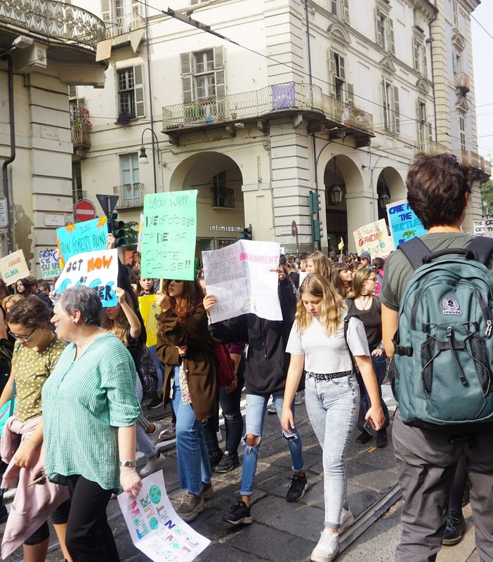 Fridays For Future venerdì in piazza contro il Black Friday: &quot;Non comprate, no al consumismo eccessivo&quot;
