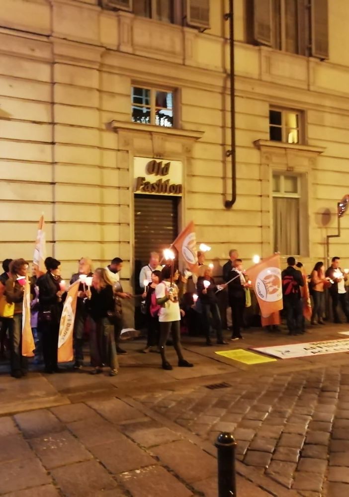 Luci nella Notte, fiaccolata davanti al Consiglio regionale per dire “mai più Bibbiano”