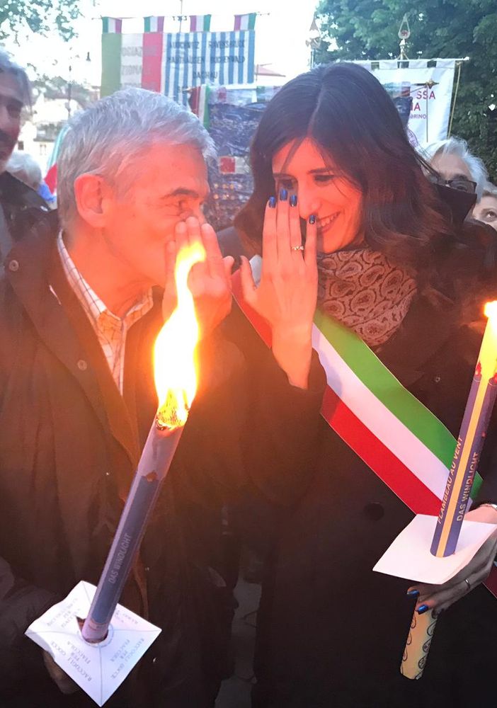 A Torino fiaccolata in ricordo del 25 aprile, Appendino e Chiamparino in corteo: “La festa appartiene a tutto il Paese” (FOTO e VIDEO)