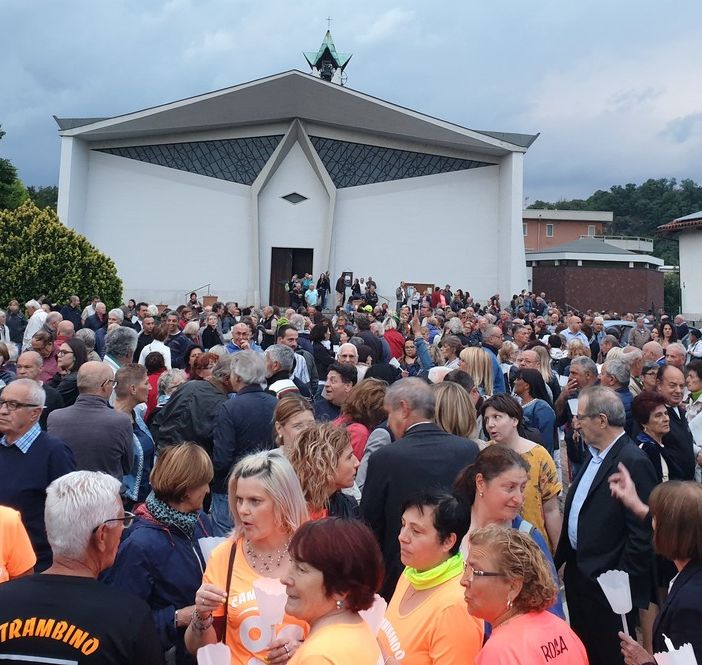 Pavone: marcia di solidarietà per il tabaccaio che ha sparato al ladro, uccidendolo [VIDEO]