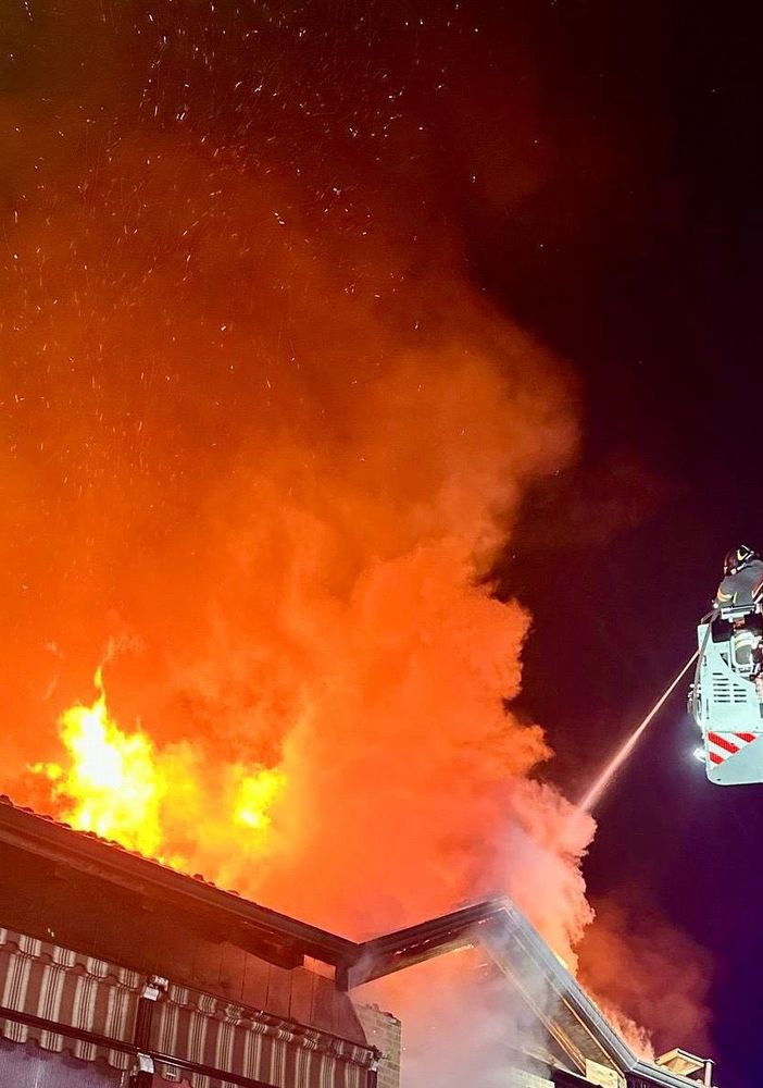 A fuoco palazzina a Brandizzo: fiamme spente dopo dieci ore di intervento