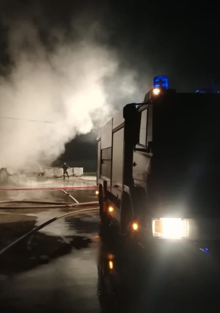 Chiusa San Michele, va a fuoco del materiale plastico