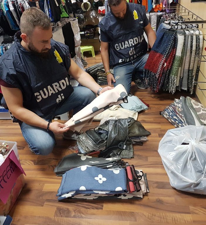 Il cachemire pregiato era semplice acrilico: sequestrata merce per 250mila euro a Rosta