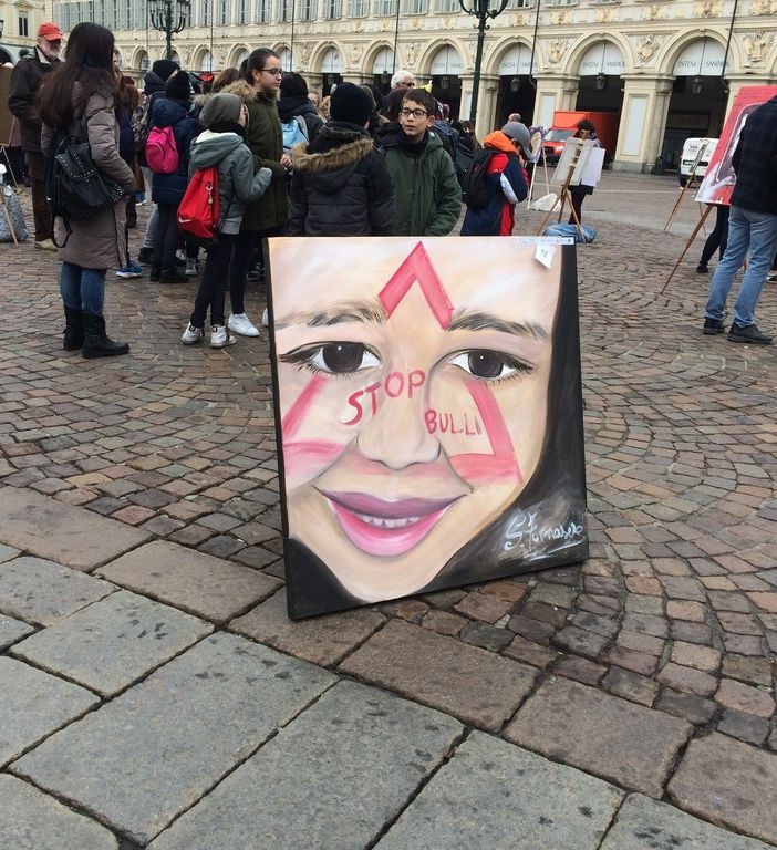 &quot;Un nodo blu&quot; contro il bullismo in piazza San Carlo