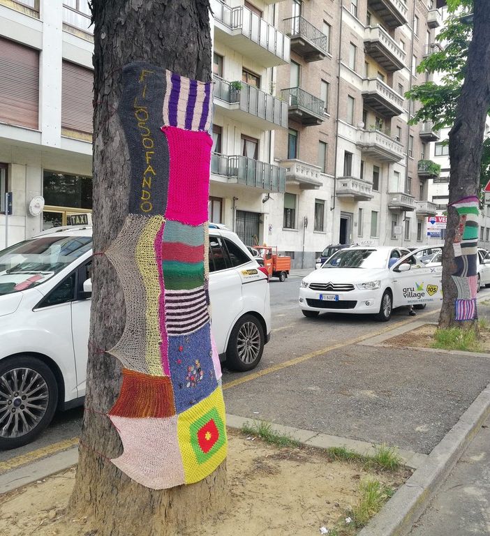 Una coperta all'uncinetto di lana per gli ippocastani di corso Marconi