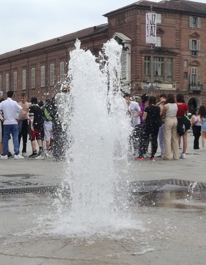ragazzi che festeggiano nelle fontane