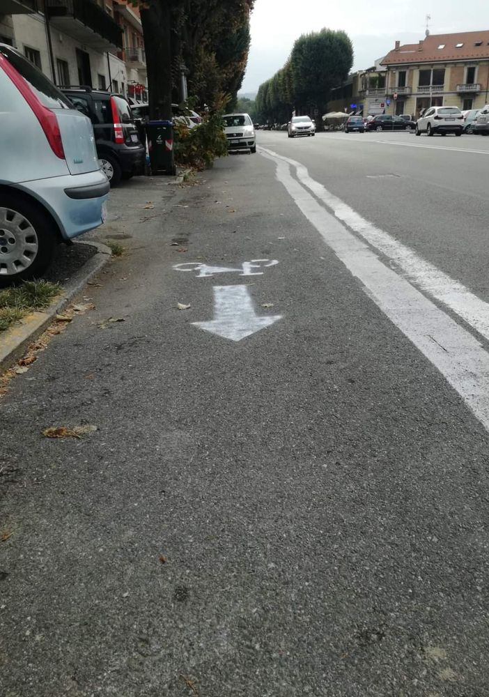 Finta pista ciclabile disegnata per terra