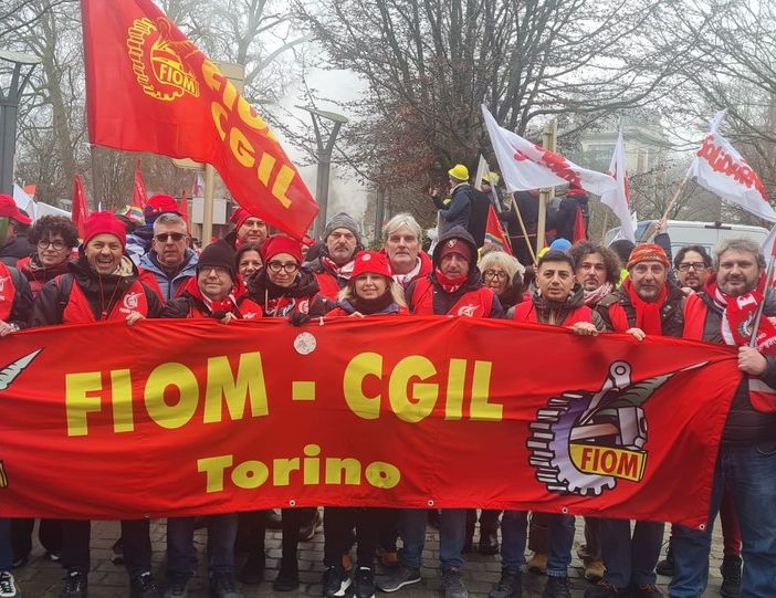 manifestazione sindacale con bandiere