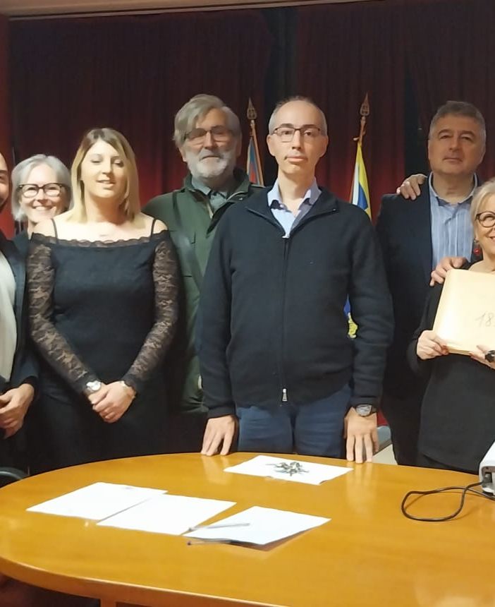 raccolta firme con persone in gruppo