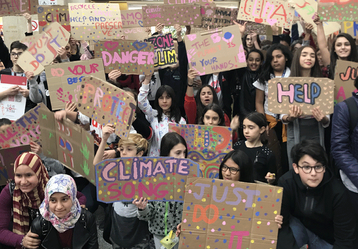 A Porta Nuova flash mob musicale degli studenti torinesi per il clima: “Salviamo il pianeta” [VIDEO]