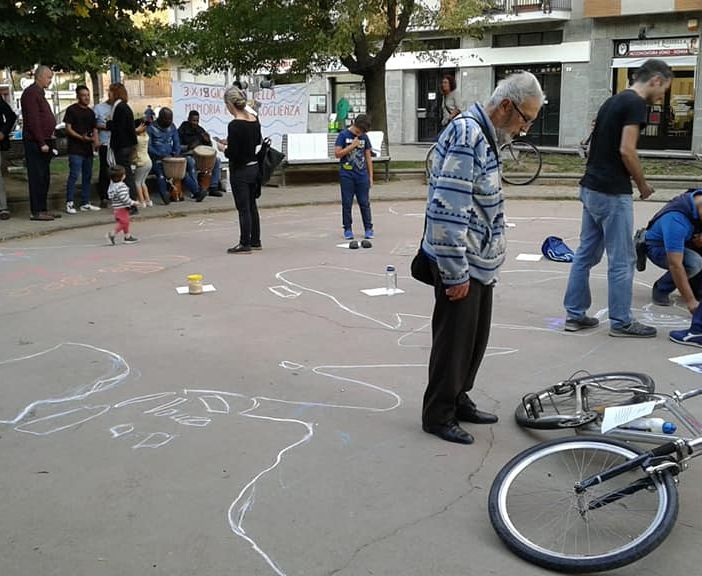 Flash mob in piazza Caduti ad Alpignano per la Giornata della Memoria e dell'Accoglienza