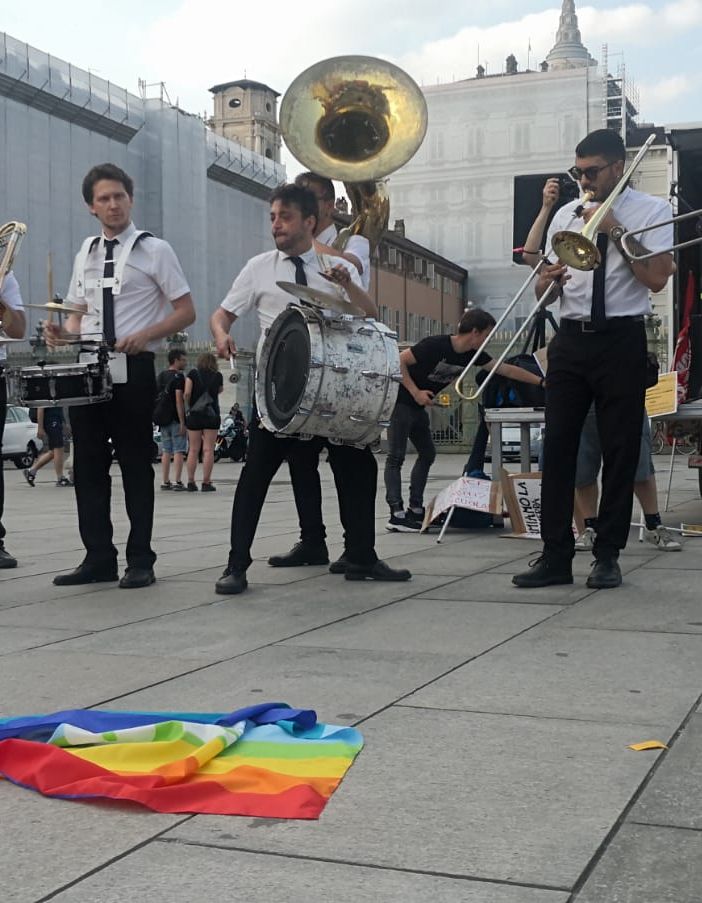 &quot;La guerra la pagano i poveri&quot;: folla multicolore in piazza Castello per lo stop al conflitto sulle note della Bandakadabra [VIDEO]