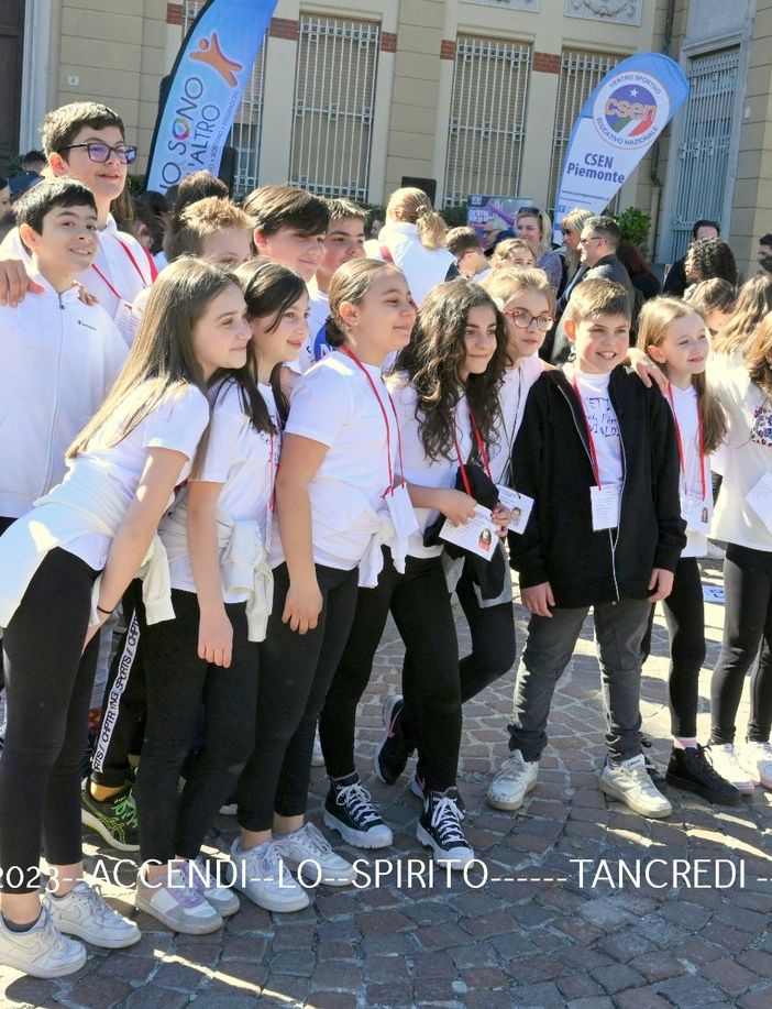 Flash mob con ragazzi vestiti di bianco