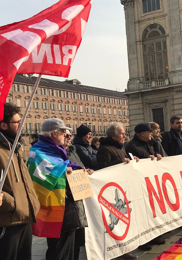 &quot;Spegniamo la guerra, accendiamo la pace&quot;: flash mob in piazza Castello e distrutte armi di carta [FOTO]