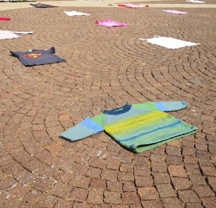 Primo flash mob post lockdown per l'ambiente a Torino: &quot;Il covid andrà via, ma non la crisi ecologica: agire ora per futuro dei bimbi&quot; [FOTO E VIDEO]
