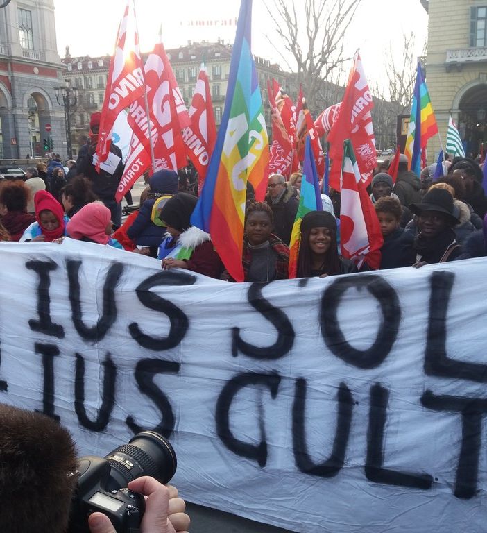 Una sola razza, la razza umana: a Torino il corteo contro le discriminazioni (FOTO E VIDEO)