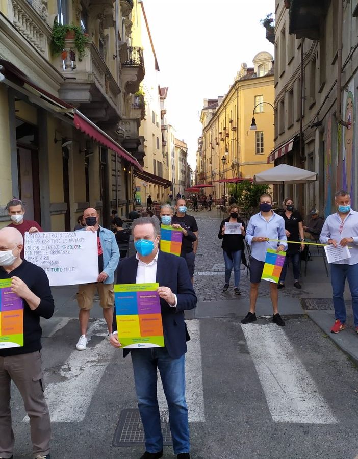 Esercenti in piazza per sensibilizzare il &quot;popolo della movida&quot;: &quot;Per mantenere le libertà serve responsabilità&quot; (FOTO e VIDEO)