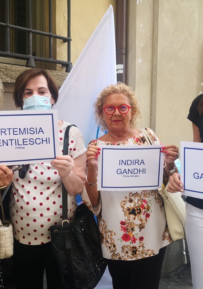 manifestazione donne Forza Italia con cartelli