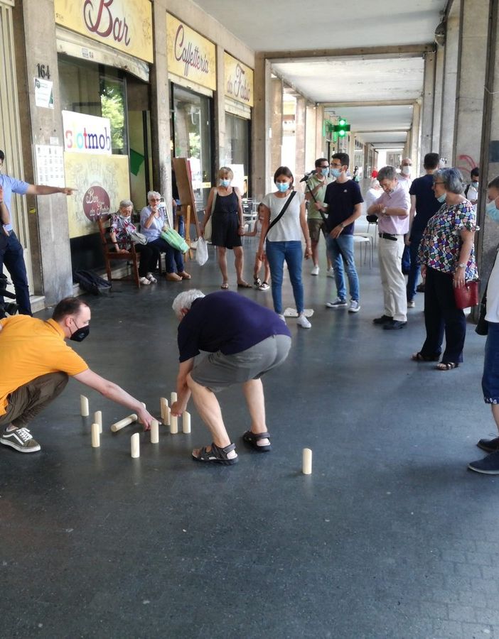 persone sotto portici