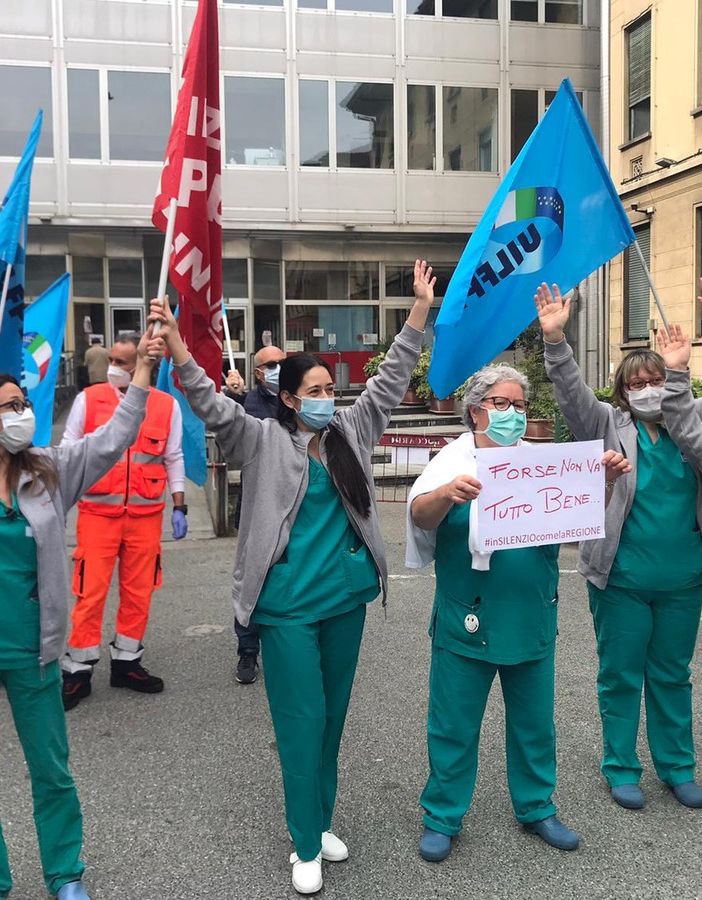 Coronavirus, flash mob di medici e infermieri: “Abbiamo i dispositivi contati, siamo stufi di elemosinare protezioni” [FOTO e VIDEO]