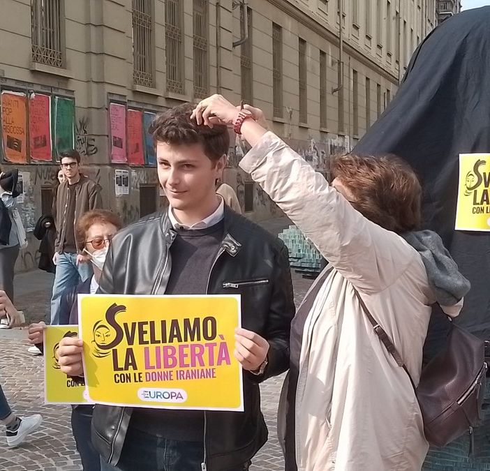 L'Associazione Marco Pannella ai Sindaci piemontesi: esponete foto delle vittime iraniane con la scritta 'Donne, Vita, Libertà'