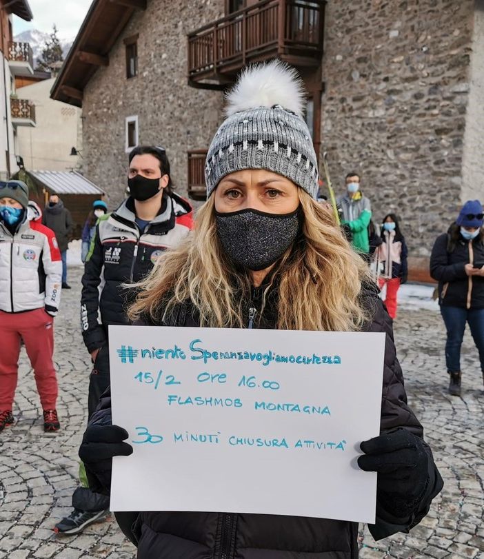 Bardonecchia, il parroco fa suonare le campane e il paese si ferma mezz'ora: è il flashmob della montagna contro lo stop allo sci [FOTO e VIDEO]