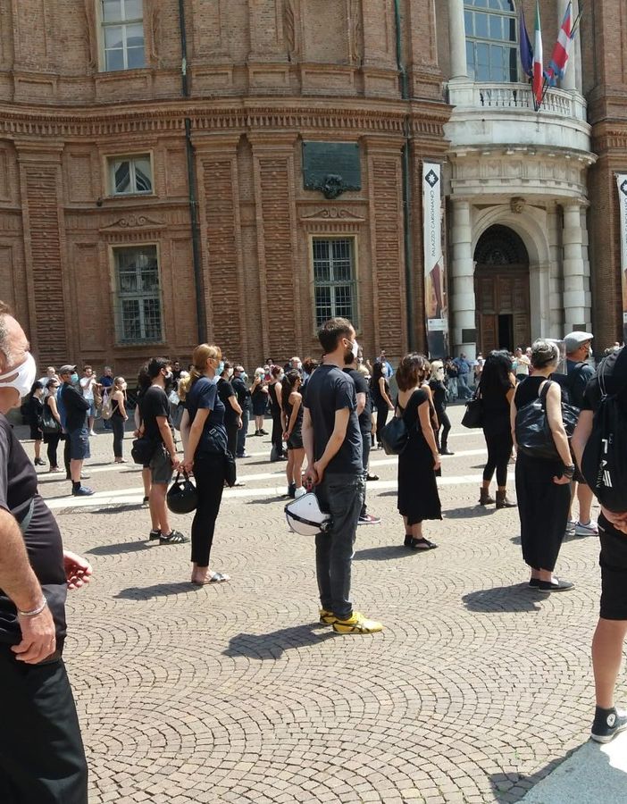 Luciana Littizzetto in piazza con cinema e tv: &quot;È il nostro grido silenzioso&quot; [FOTO e VIDEO]