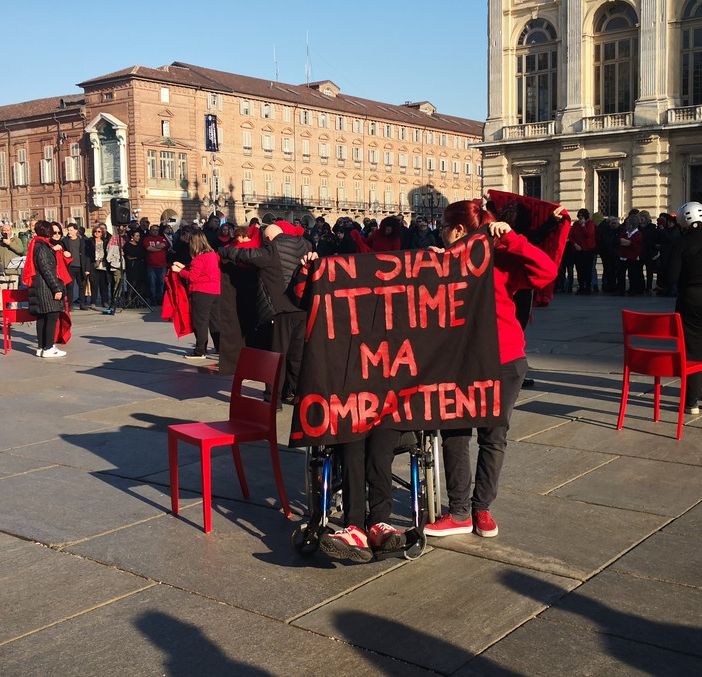 &quot;Non siamo vittime ma combattenti&quot;: a Torino flash mob contro la violenza sulle donne