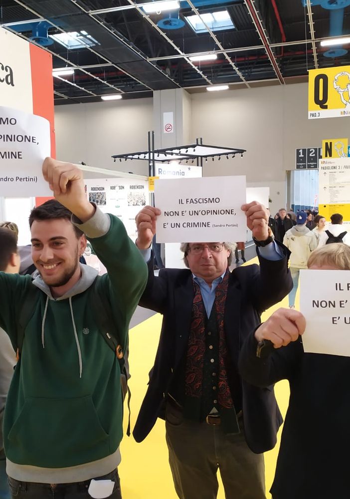 Salone del Libro di Torino, flash mob di Rifondazione Comunista contro Altaforte [VIDEO]
