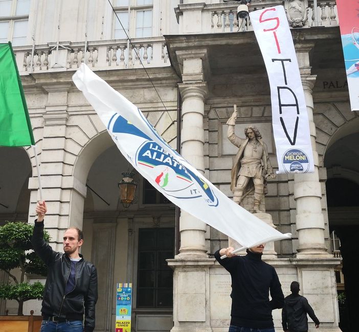 Dal balcone del Comune di Torino striscione Sì Tav, flash mob di FdI [VIDEO]