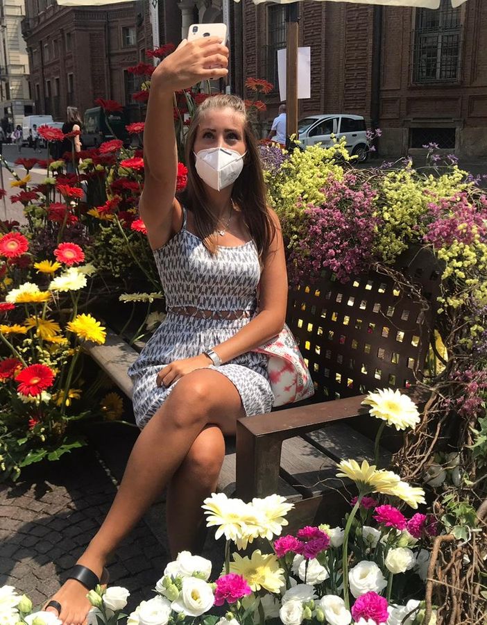 “Ripartiamo con un fiore”: in piazza Carignano una panchina floreale per invitare i torinesi a vivere all’aperto [FOTO e VIDEO]