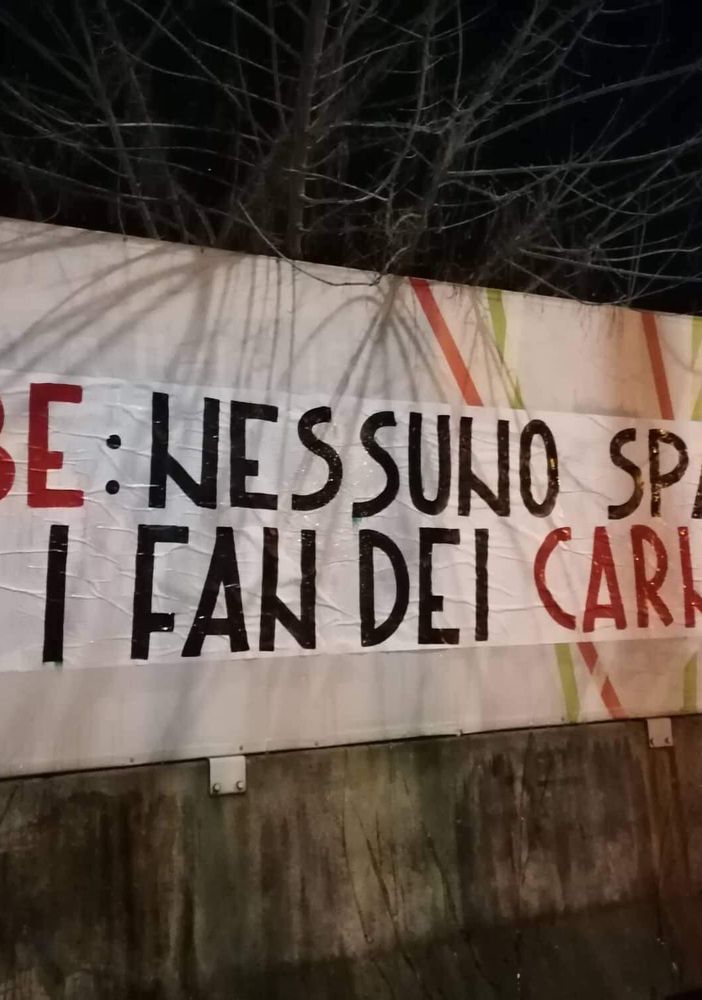 Striscione di CasaPound contro la conferenza &quot;negazionista&quot; sulle Foibe nelle sale della Circoscrizione 3