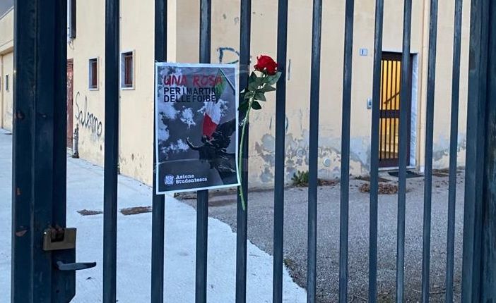 rosa e targa in ricordo dei martiri delle foibe