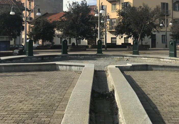 La grande fontana di via Stradella è sempre spenta: il paradosso davanti alla Circoscrizione 5