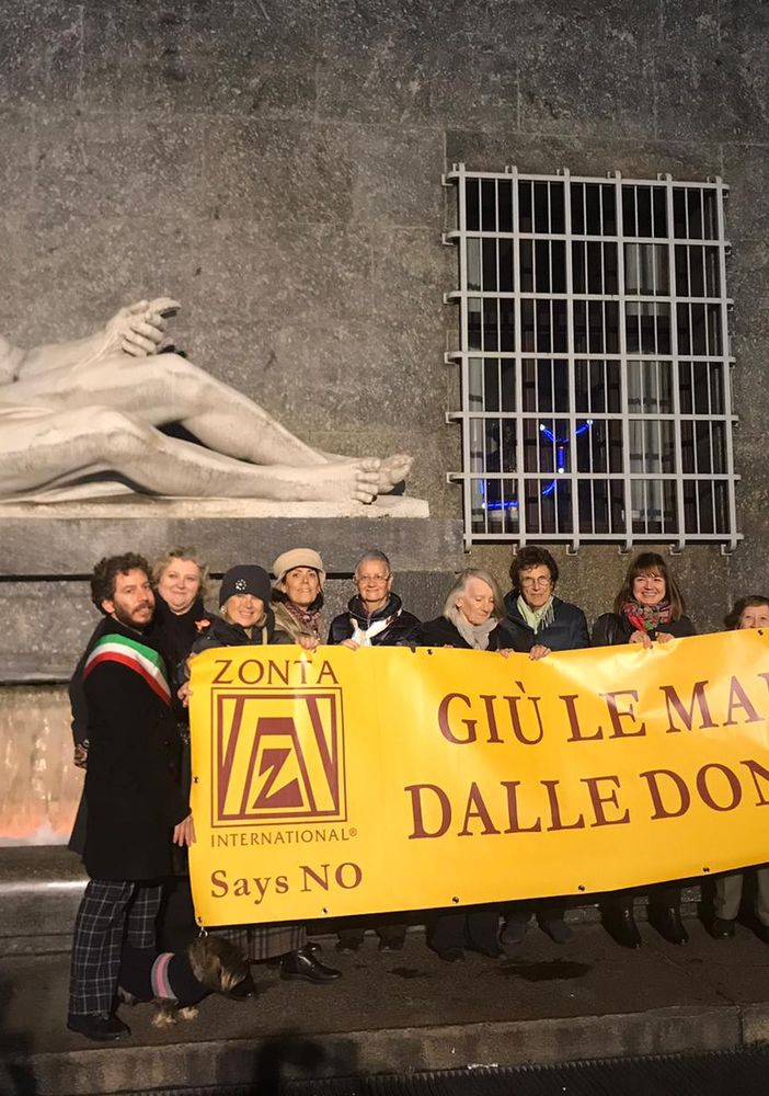 A Torino fontane Po e Dora arancioni per dire “no alla violenza sulle donne” [FOTO e VIDEO]