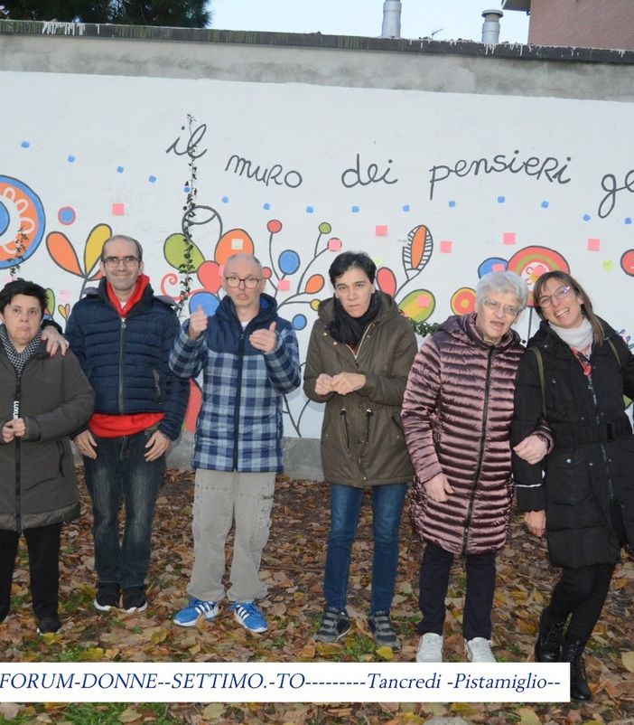 foto di gruppo con cartelli e manifestazione di piazza