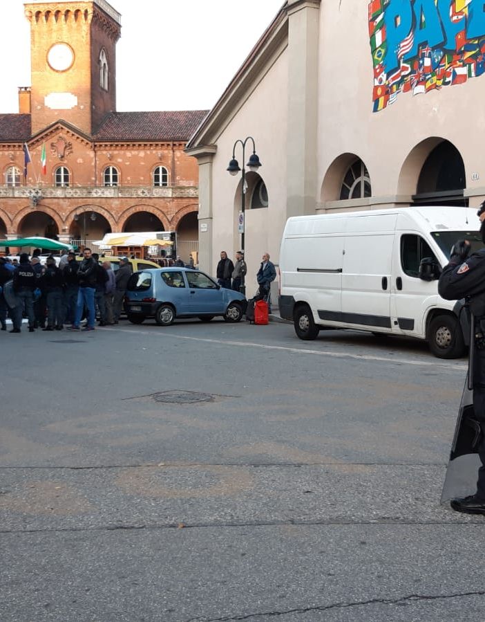 No al trasferimento del suk, tensioni tra Polizia e venditori abusivi a Borgo Dora