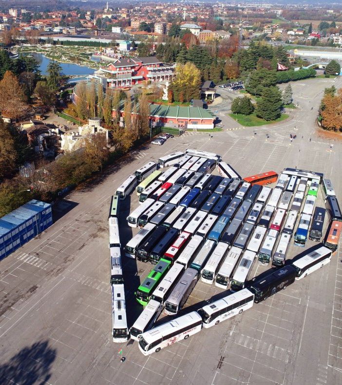 I bus provenienti da tutta la Lombardia si sono dati appuntamento posizionandosi in formazione “a cuore”
