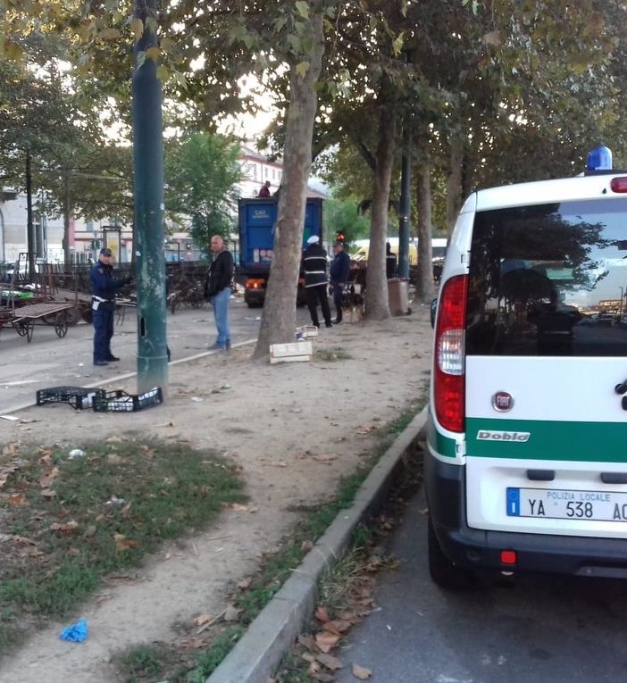 Ripulita l'area vicino al mercato di piazza della Repubblica