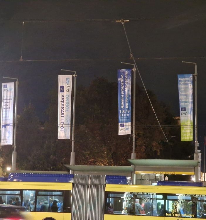 congresso e persone al tavolo