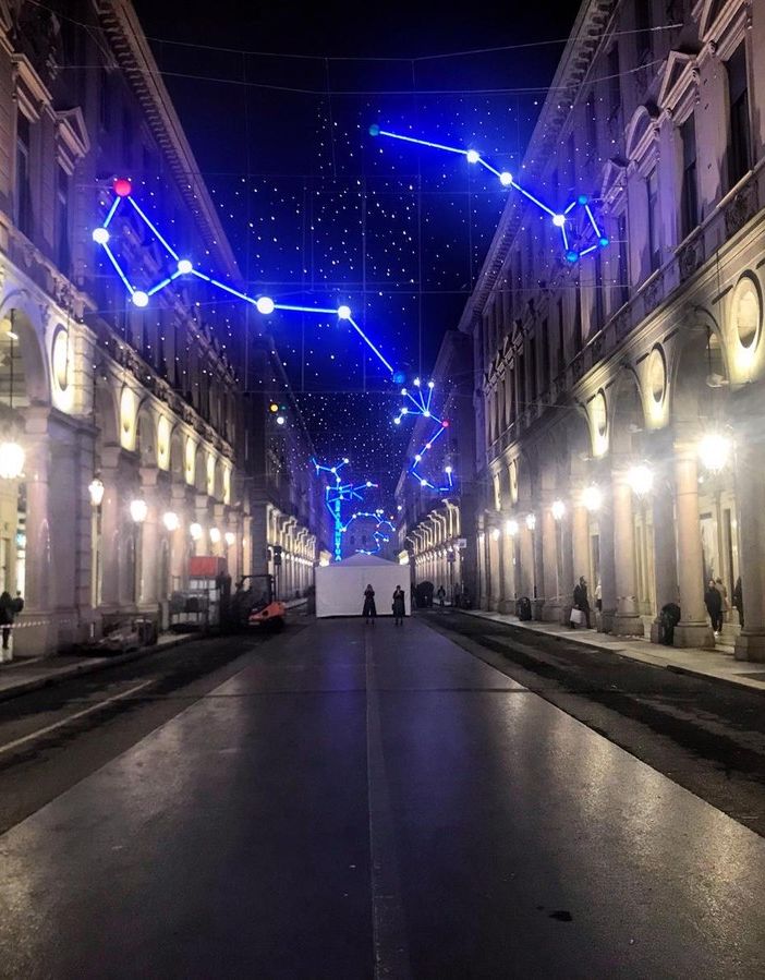 installazione di luci d'artista in via Roma