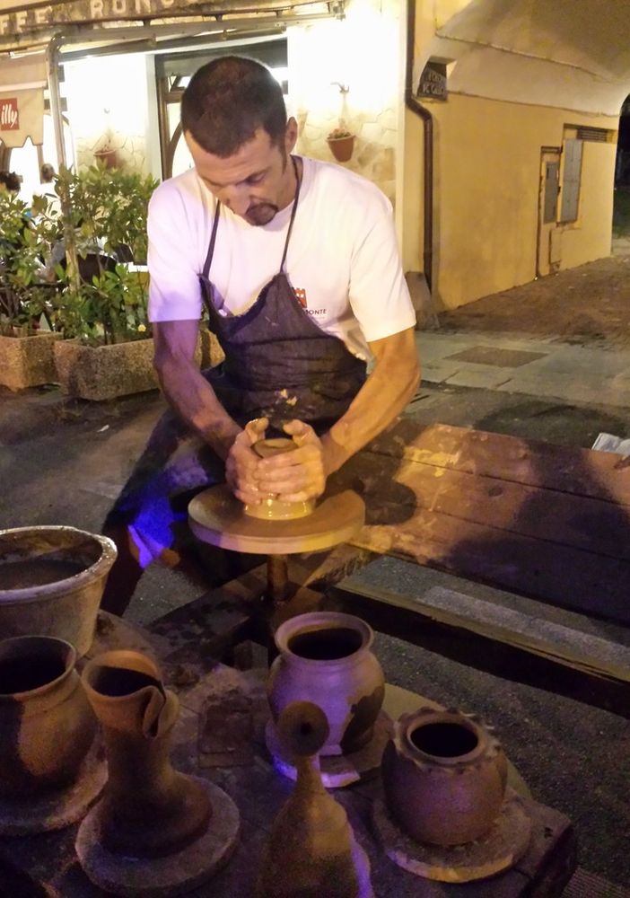 Castellamonte: la mostra della Ceramica offre un antipasto in piazza Castello