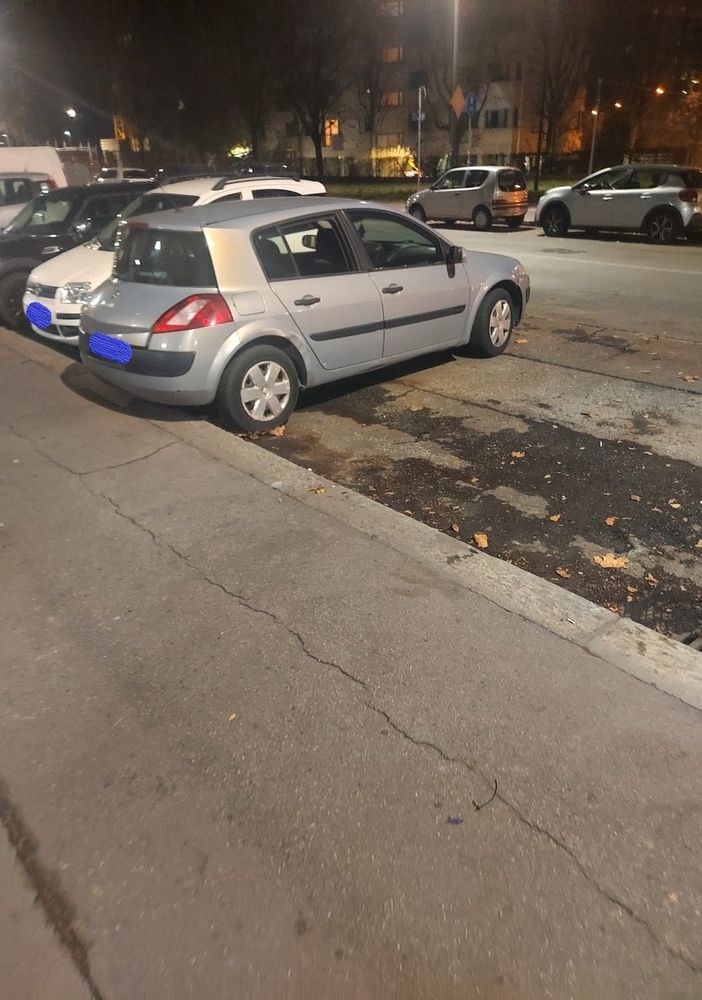 auto con machete parcheggiata