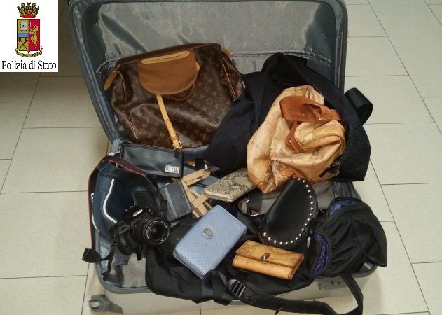 In possesso di coltello e con un trolley pieno di borse rubate: giovane marocchino arrestato a Torino