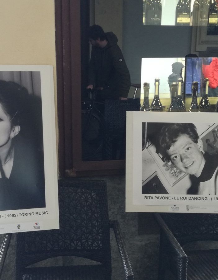 Eurovision si specchia nelle vetrine di Torino: le foto dei grandi della musica in mostra nei negozi