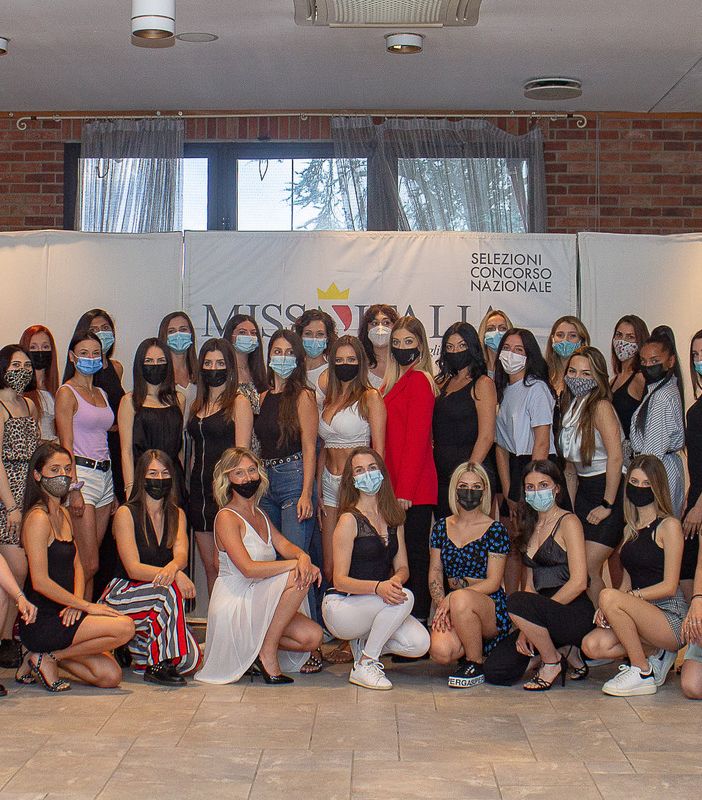 ragazze che partecipano a una selezione per un concorso di bellezza