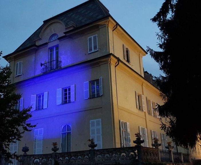 Pianezza, il municipio illuminato di blu per sostenere il piccolo Charlie