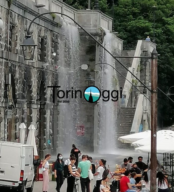 Un fiume d'acqua a pochi passi dal Po: una tubazione manda in tilt il traffico in via Bava [FOTO e VIDEO]
