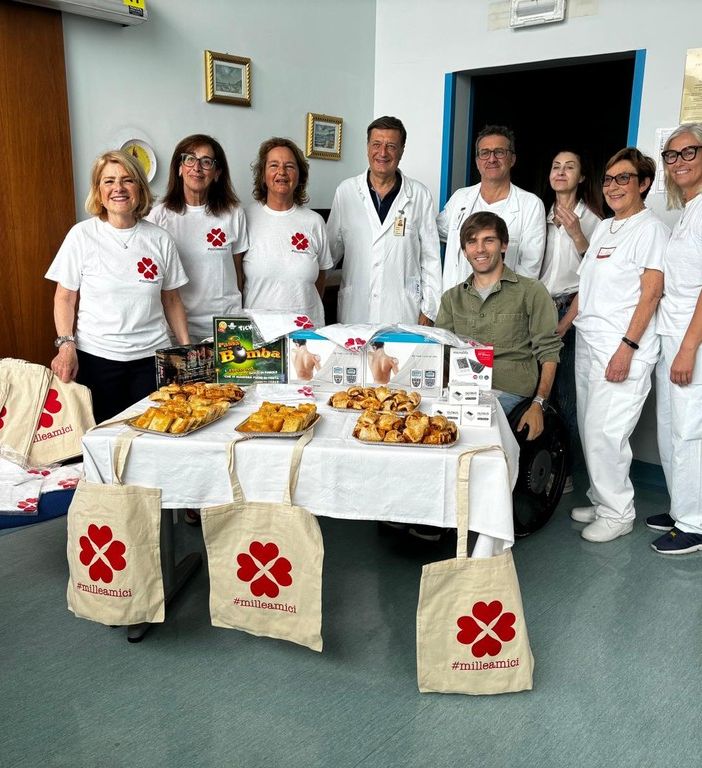 foto di gruppo intorno a donazione